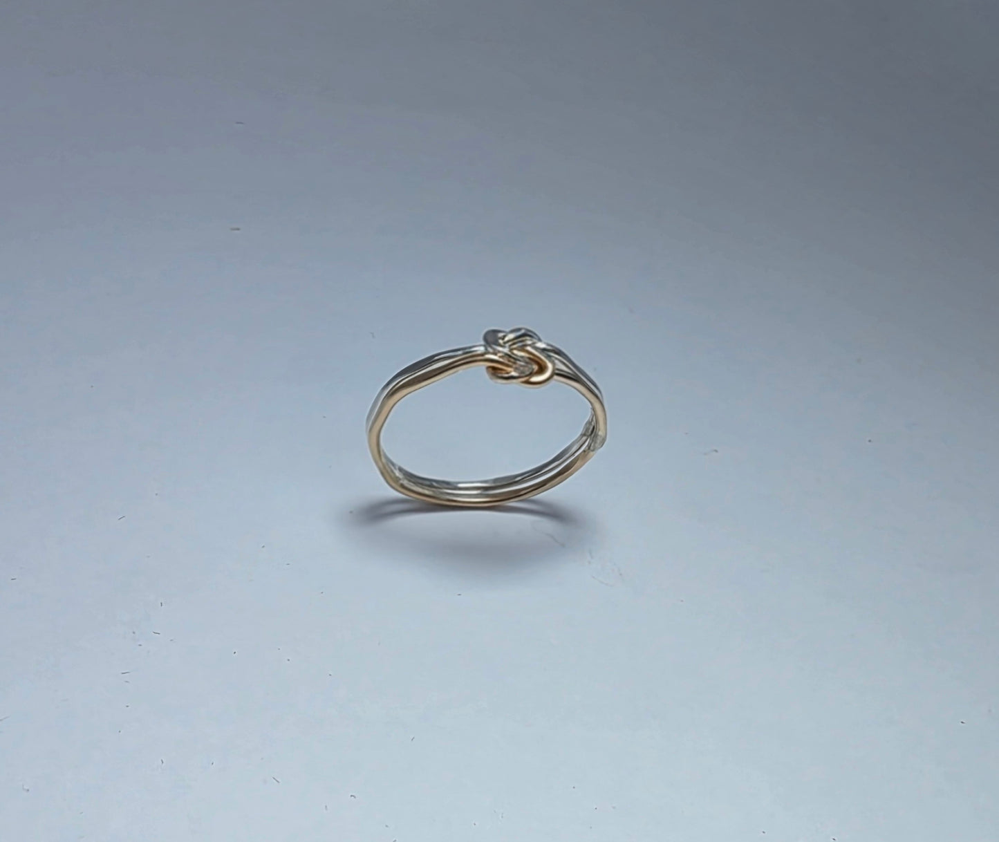 Two-toned knot ring
